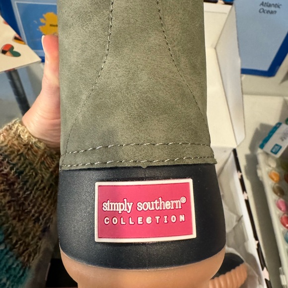 New in box Size 8 simply southern duck boots . - Picture 3 of 6